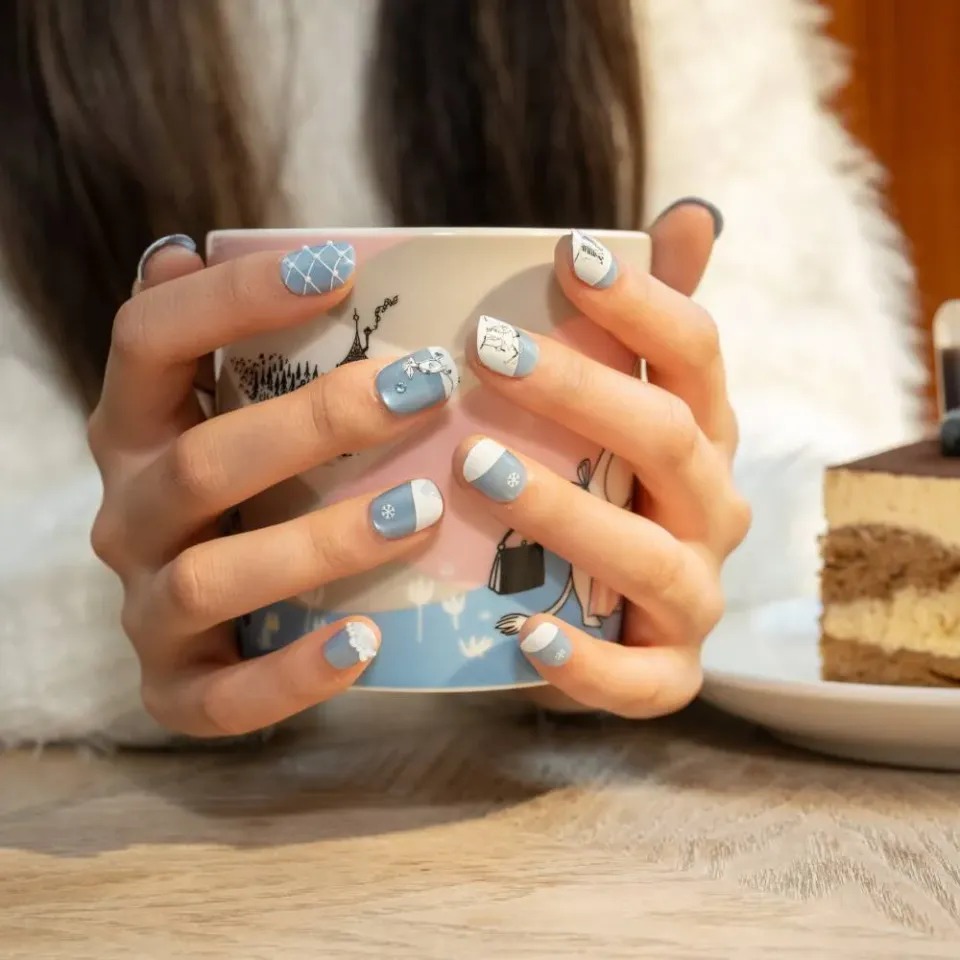 Moomintroll Winter Tale faux ongles bleus 30 pièces réutilisables