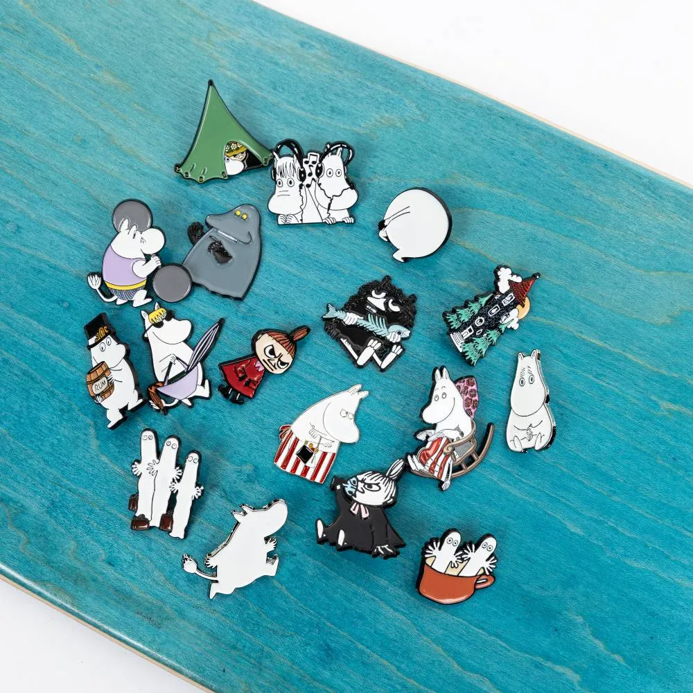 Moomintroll Club Life pin's métal blanc 4x3 cm