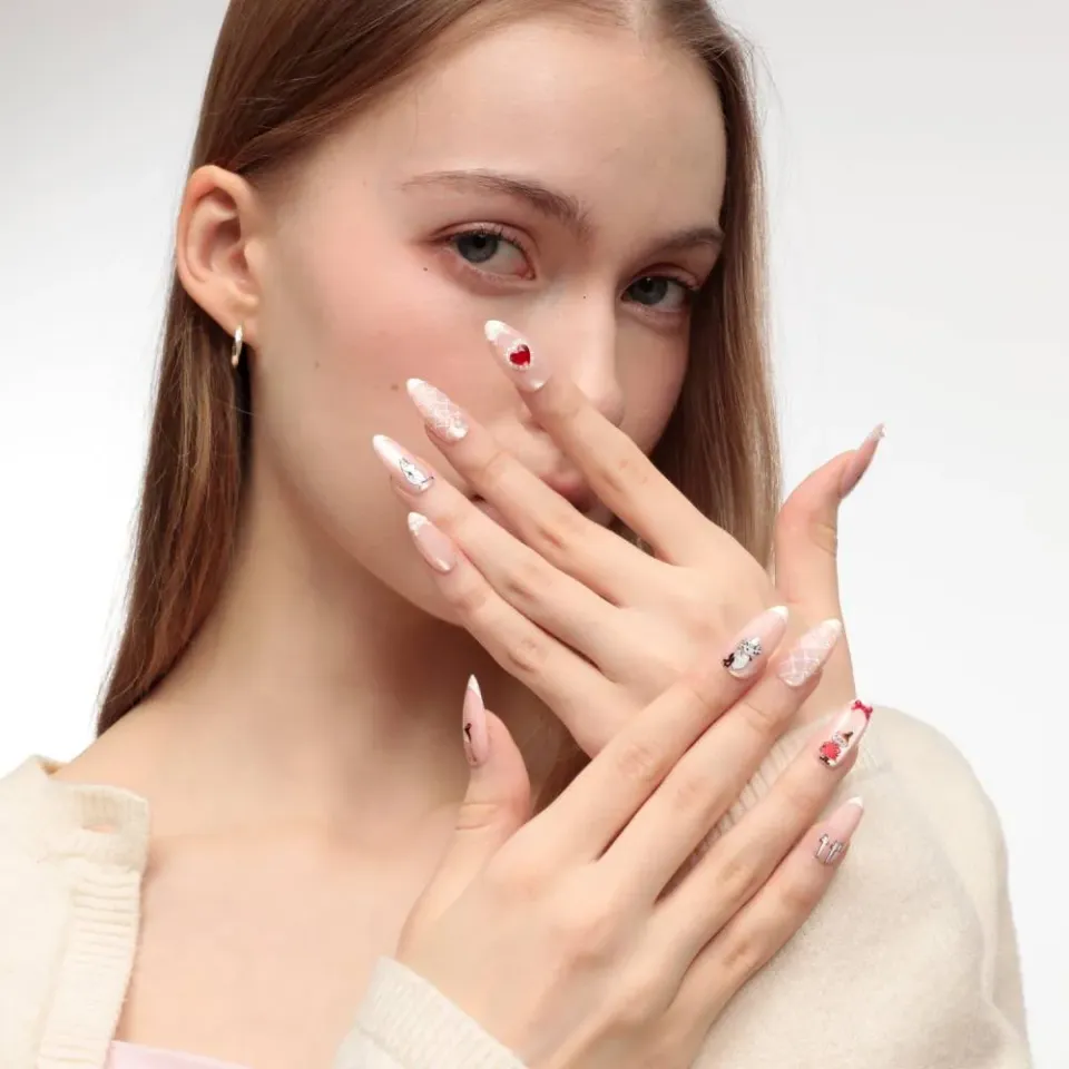 Moomintroll Romance Faux Ongles Press-on Roses 30 pièces