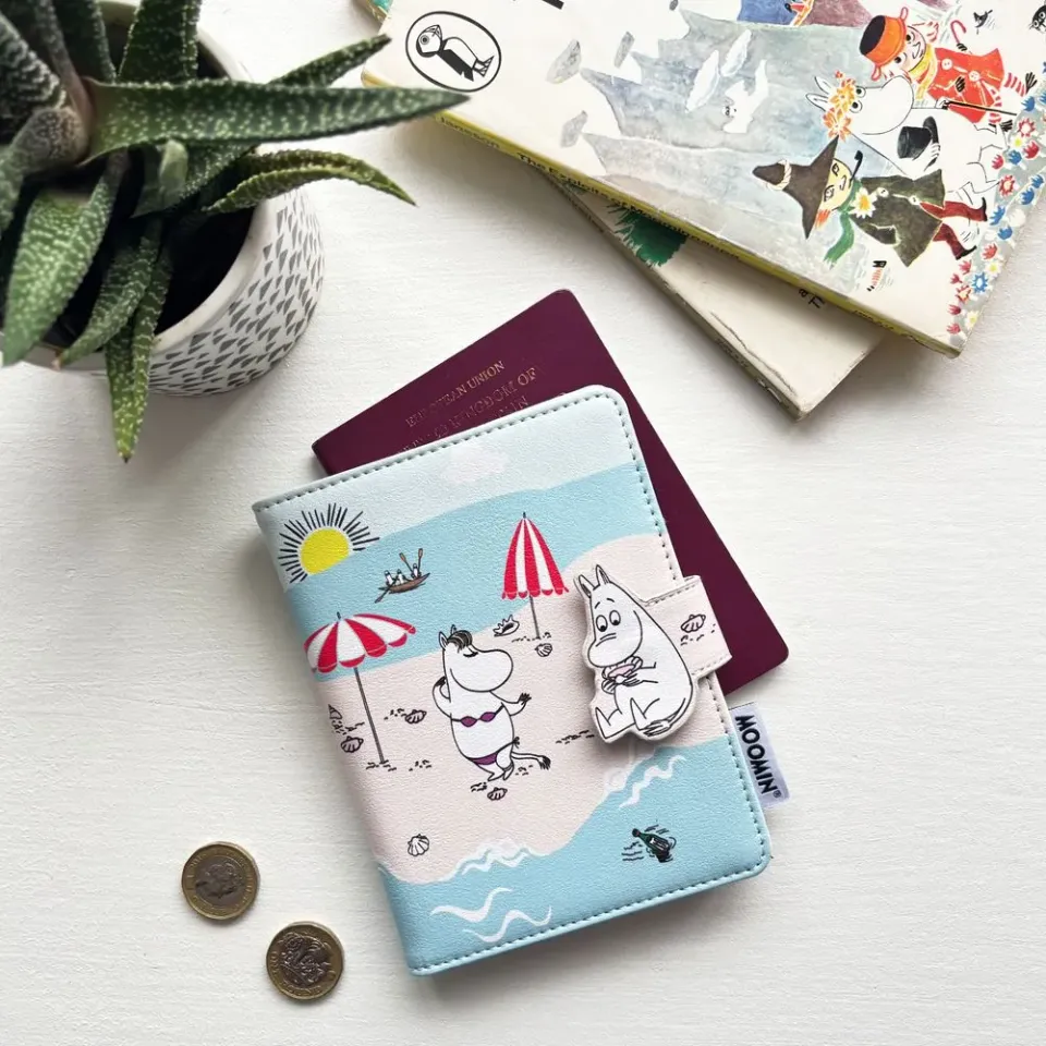Moomintroll Beach porte-passeport 14 cm